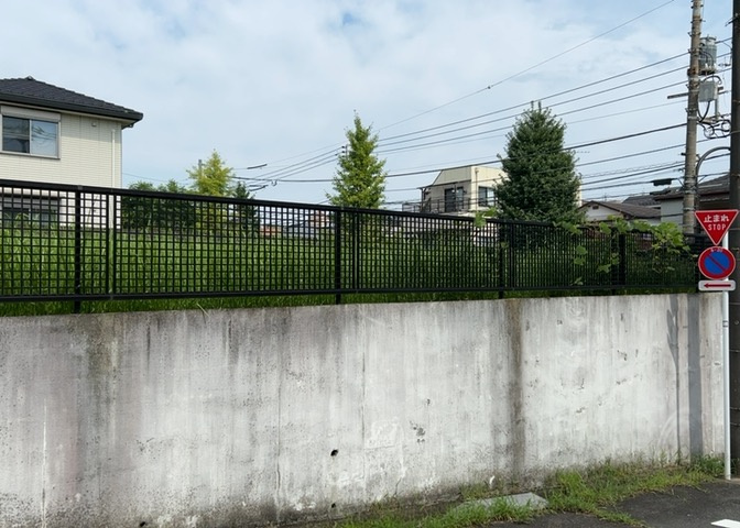 土地購入を検討されている場合、境界杭がない状態で購入してしまうと境界確定測量をする必要があり、費用がかかります。購入の前に、売主、隣土地所有者立ち合いのもと境界を確定し境界杭を設置するのがベストです。