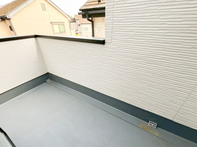 暖かな日差しのふりそそぐワイドバルコニー