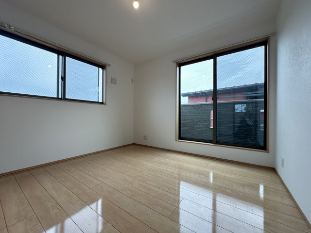 バルコニーに出られる窓ドアのある部屋は明るく便利な設計ですね。
