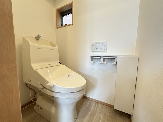新規交換済♪温水洗浄便座の最新トイレ設備です。