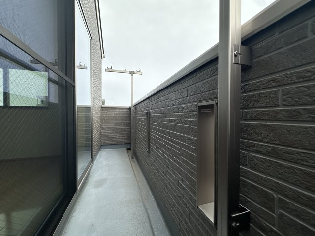 開放的なバルコニーは見晴らしもよく、太陽の温かなぬくもりを感じられますね。