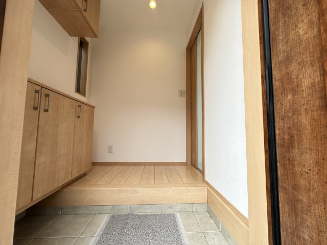 明るい玄関が家路からの「ただいま」の安心感を実感させてくれそうですね。