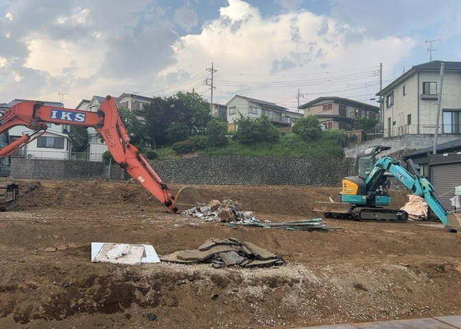 土地の形が極端に長細かったり、狭小地、あるいは道路との高低差がある傾斜地だった場合、後々売ろうとしても買い手がつかない場合もあります。後々、売却することになった時に価値の下がらない土地を選びましょう。