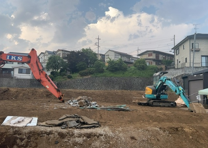 土地の面積＝住宅面積ではありません。建ぺい率の問題などで、土地のある場所によって住宅を建てられる面積は限られています。高さもしかり、「土地」という言葉の中には、建築条件も含まれると考えておきましょう。