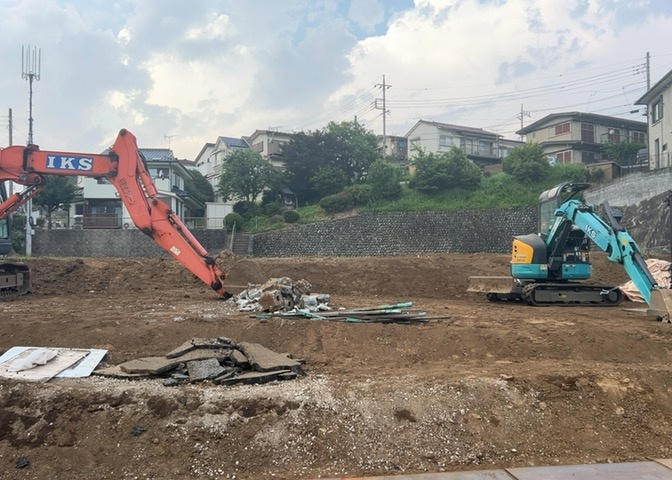 家を建てる場合、方位は要チェックです。現実的に日当たりのよい家ならばリビングは南側、建築基準法でも北側に当たる家への配慮は求められています。土地を見学に行く際は、方位磁針を持って行くようにしましょう。