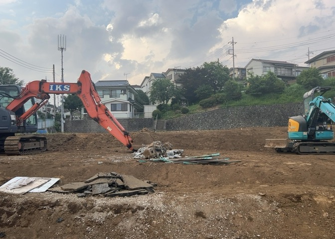 土地を買う際、住む地域の自治体や福祉の補助制度にも注目してみましょう。子供や老人の医療補助やゴミ出しのルールなど、自治体によってルールに大きな違いがあるため、暮らしやすい土地で判断するとよいでしょう。