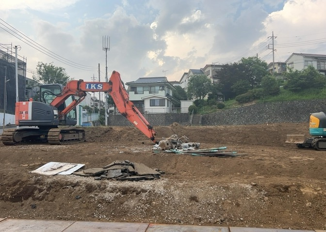 土地の前の道路に消火栓が設置されていることがあります。この場合、道路交通法第45条第1項により、駐車禁止の場所が指定されています。そのため、車庫などの駐車スペースをつくることができない場合があります。