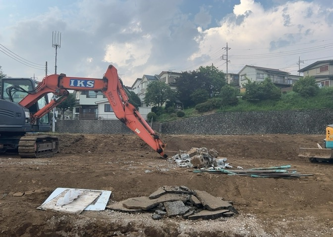 現地に行くなら、物件の周囲の地形がどうなっているかを見ることも大切です。周辺より低くなっている土地では、大雨などで水が集まりやすいため、地盤が弱くなっているということも考えられるため、注意が必要です。