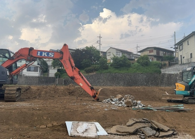 土地購入を検討されている場合、境界杭がない状態で購入してしまうと境界確定測量をする必要があり、費用がかかります。購入の前に、売主、隣土地所有者立ち合いのもと境界を確定し境界杭を設置するのがベストです。