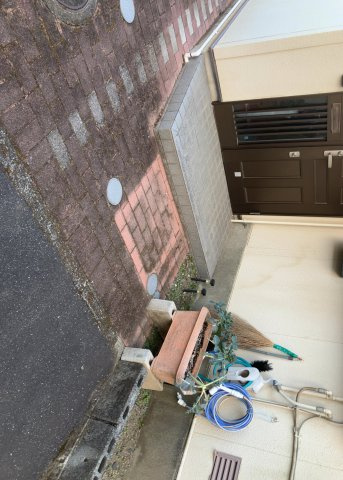 玄関ポーチにおいて最も重視すべきと言っても良いのが広さです。適切な広さの玄関ポーチでないと外見的なバランスは崩れてしまいますし、何より使いにくくなってしまいますので、現地で実際に下見をしてみましょう！