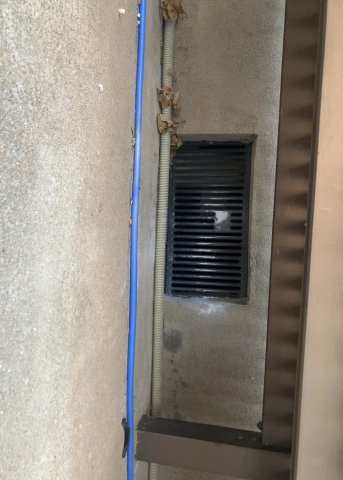 床下換気口は、床下に湿気がこもることを防ぎ、効果的に換気を行うために設置されています。床下換気口が設置されていない建物は、基礎パッキング工法などにより換気を行なっています。詳細は現地でご確認ください。