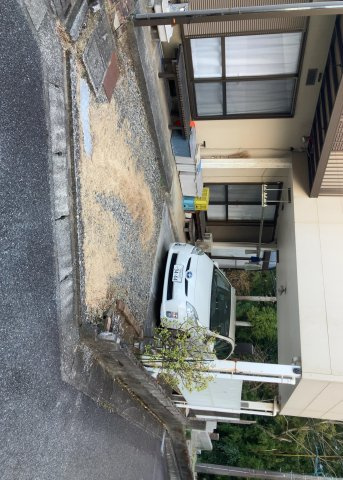 車一台あたりに必要なスペースは、標準サイズの普通自動車で横幅2m50cm、長さ5mは必要になります。ただし、乗降のことも考慮して横幅3m30cm、長さ5m50cmほどは確保できるところを選びましょう。