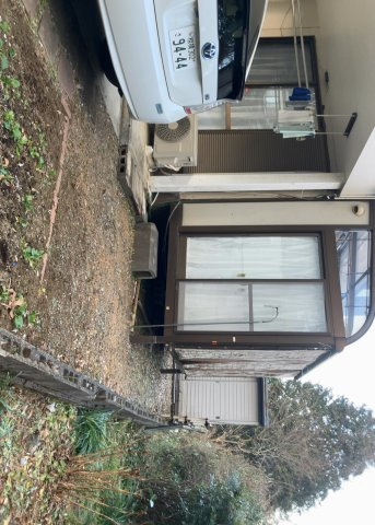 庭のある家に住むことのメリットとして、子どもたちの遊び場を確保できること、ガーデニングや家庭菜園を楽しめること、明るさを確保できることがあります。また、配置を工夫することでプライバシーが確保できます。