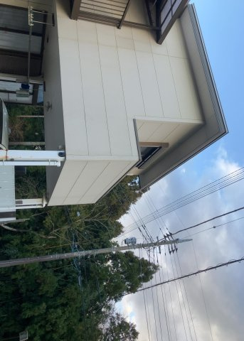 バルコニーは、建物内から室外へ楽に出入りできる便利なスペースです。また、バルコニーには手すりを付けることが義務付けられており、手すりの高さは110cm以上で施工することが建築基準法で定められています。