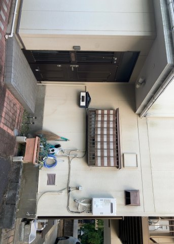 玄関は家の顔と言っても過言ではありません。現地を見学する際は玄関の広さや全体のバランスなどを見てみるといいでしょう。一般的なアプローチのしやすさだけではなく、お年寄りにも優しい設計のものだと安心です。