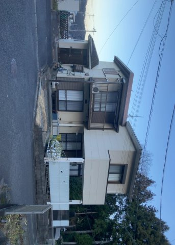 住宅用の土地では前面道路に2m以上接していなければならないと法律で定められています。しかし、お持ちの車のサイズやライフスタイルなどにより、2mでは利便が悪い場合もございますので、事前に確認しましょう。