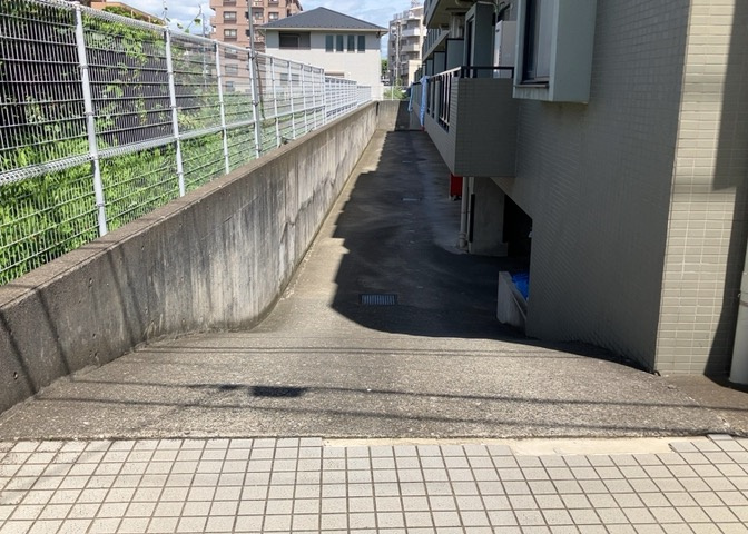 物件によっては、入居者が個人的に使用できる専用庭がついているものもあります。また、住宅の中にある土間の部分を庭と呼ぶこともあります。庭の用途は住む人によって変わり、それによってデザインもさまざまです。