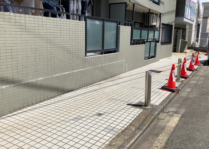 中庭（パティオ）とは、一つの建築物の内部に設けられた、壁などで囲われている庭のことを指します。コの字型、ロの字型が主流ですが、L字型の中庭もあります。最近では、インテリア性の高さからも人気があります。