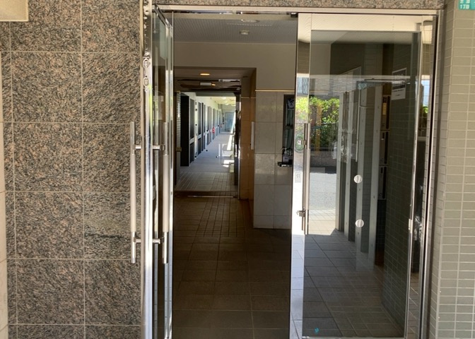 ラウンジは、マンションの共用スペースに椅子やテーブルなどを配置した利用者が寛げる空間です。屋内型ラウンジと屋外型ラウンジがあります。共用部分の管理状況と合わせて、詳細については現地でご確認ください。