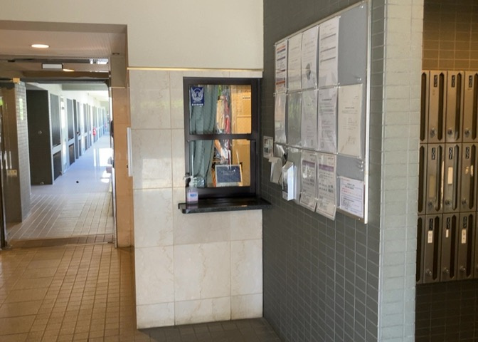 受付はマンションコンシェルジュがいる場合もあれば、管理人が滞在する小部屋を総称して呼ぶことがあります。主にエントランスに設置されていることから、防犯面でも期待ができます。防犯設備がない場合はより安心！