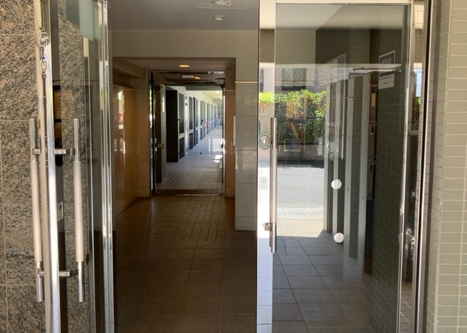 ロビーというと、エントランスと何がちがうの？と思いますよね。実はロビーとエントランスには明確な決まりはありません。物件によっては、エントランスを入って広がるある程度の広さのある空間がロビーとなります。