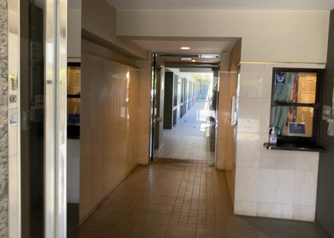 共用部分は、一棟の建物に住む区分所有者全員が共同で所有するとし、共用部分の管理、補修などは、区分所有者で形成される管理組合が行います。個人の判断で勝手に変更することはできませんので覚えておきましょう。