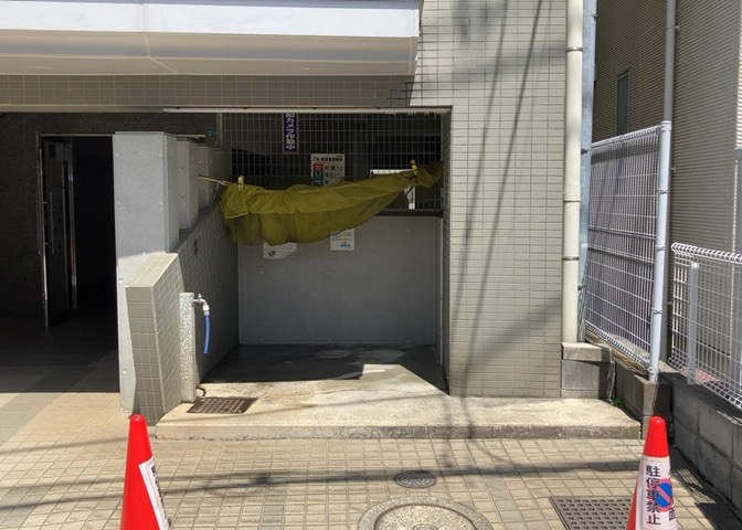 共有部分は、住民なら誰もが使える設備のこと。例えば駐車場やエレベーター、インターネット設備、セキュリティ設備などがあります。他にも、マンションの廊下・外部階段やエントランス・ゴミ置き場などがあります。