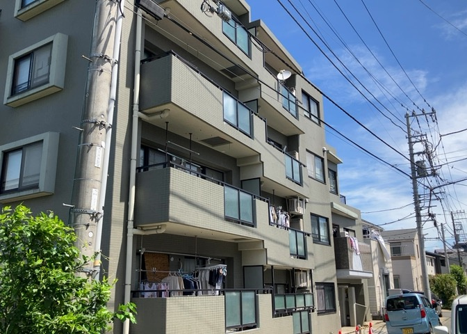 ＲＣ造、Reinforced　Concreteは直訳すると補強されたコンクリートです。主に柱や梁・床・壁が鉄筋とコンクリートで構成おり、鉄筋を組んだ型枠にコンクリートを流し込んで固めたものを指します。