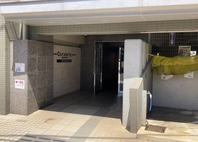 玄関は家の顔でもあり、家族以外の目にも止まる場所です。玄関は外との間を仕切る扉、靴などをしまっておく収納スペース、靴脱ぎのたたきスペース、来客とのやり取りをするドアホンなど複数のアイテムからなります。