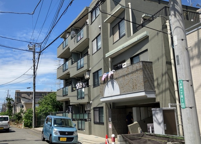 外観はマンション管理がされているかの目安になります。築年数が古いと、壁面は劣化してひび割れが生じることも！建物が古びていても細かいところが修繕されていると、きちんと管理されているなぁと感じるでしょう。