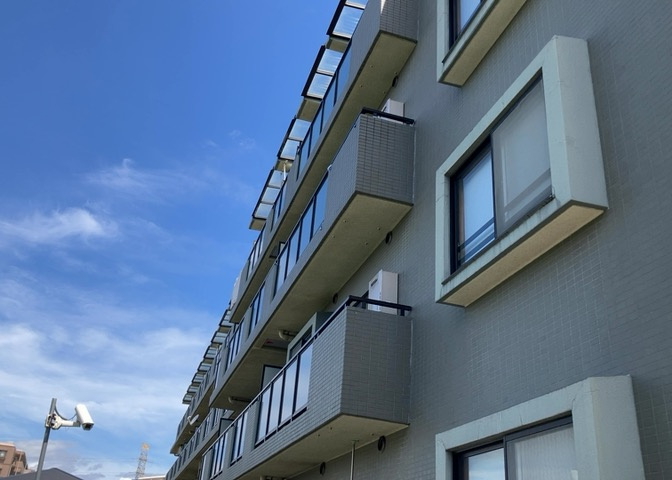 一般的なバルコニーは、奥行1.5ｍ程ですが、ワイルドバルコニーは2ｍまで広がっています。そのため洗濯物の間隔をあけ干すことができ、乾きやすいというメリットや、ガーデニングが楽しめる等の特徴があります。