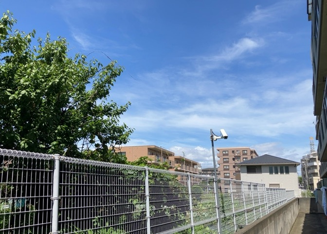 眺望の良さを楽しめるダイニングキッチンで家族団らんの時間を過ごしてはいかがでしょうか。バルコニーから見える景色を家族で眺める時間は、時間が経つのを忘れてしまいそうですね。是非、現地を見に行きましょう！