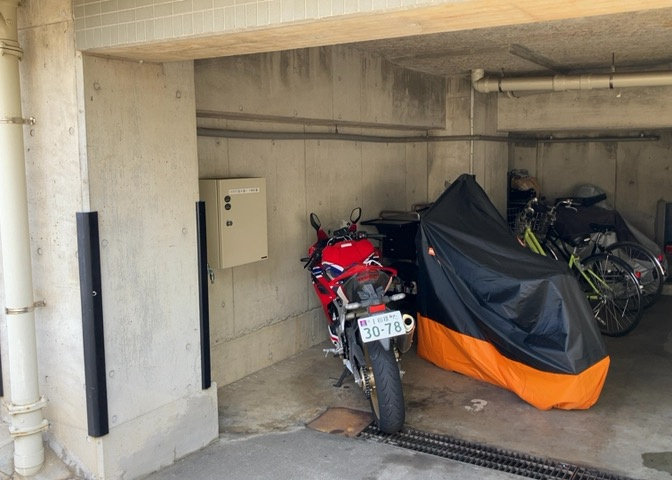 車一台あたりに必要なスペースは、標準サイズの普通自動車で横幅2m50cm、長さ5mは必要になります。ただし、乗降のことも考慮して横幅3m30cm、長さ5m50cmほどは確保できるところを選びましょう。