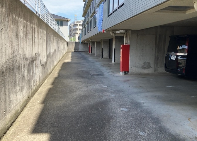 駐車場と明記されていても、最小スペースでつくられた駐車場だと大型車は駐車できなかったり、出入りしにくくなったりする可能性があります。お車のサイズと購入したい物件の駐車場のサイズを現地で確認しましょう。