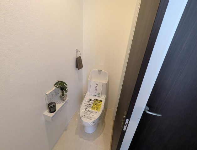 シンプルで使いやすい暖房・温水シャワー洗浄機能付きトイレは標準装備です！