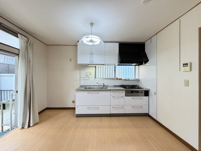 窓付きの壁付けキッチンなので、換気もしやすく作業に集中できます