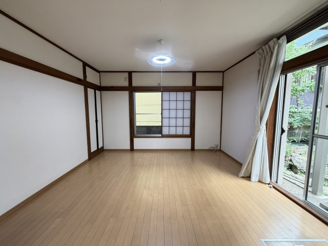 二面採光の明るいリビング　南側から陽光が降り注ぎ、明るさが続きます！