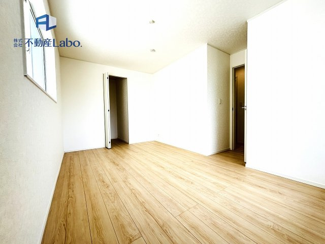 ●洋室●　ゲストルーム、書斎、趣味部屋、子供部屋など多用途に使用できる居室♪フローリングと白い壁紙のため家具や装飾のテイストを選ばないため、幅広く対応できます♪