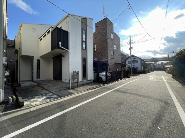 幅員約6ｍの公道に面しています。