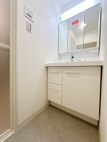 洗面所です。　三面鏡付きで身支度もはかどります！
