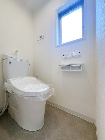 トイレです。　あると嬉しいウォッシュレット機能付きです！
