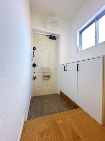 玄関です。　シューズクローゼットでスッキリと、棚の上は好きな空間にできます◎