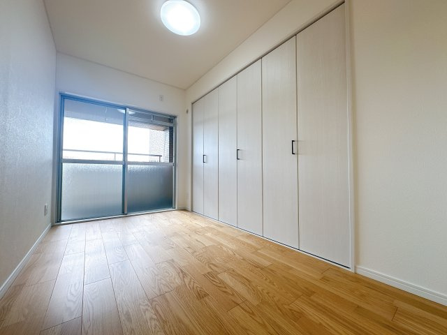 南側洋室です。　大きめのクローゼットで大量の荷物も収納できます♪