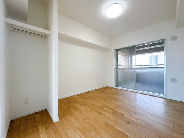 北側洋室です。　棚付きなのでお好きなフィギュアなどを飾って自分だけの空間にできます◎