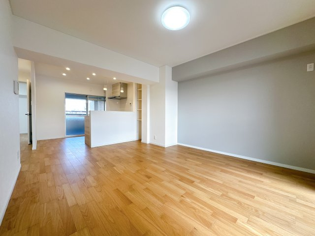 リビングです。　ダイニングテーブルやソファを配置しやすい間取りです◎