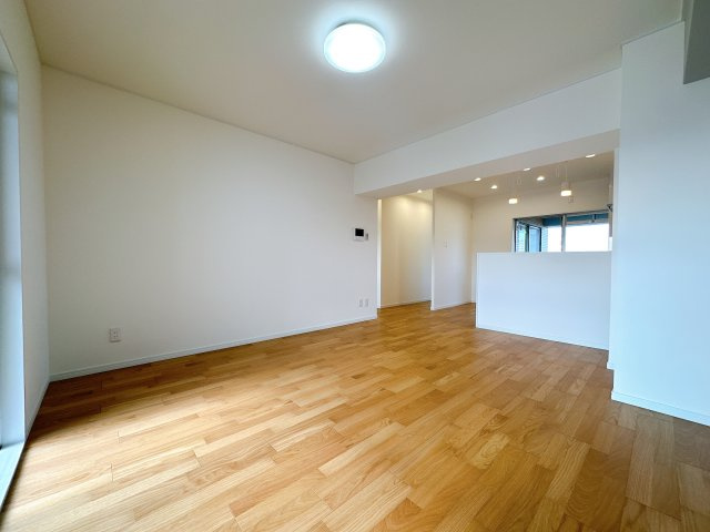 リビング別角度です。　南向きに窓があるので日当たりが良いです♪