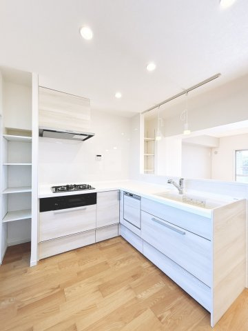 食洗機、浄水器、3口ガスコンロ付きキッチン　棚が付いているので片付けやすくスッキリとした空間にできます！