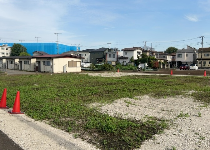 土地の面積＝住宅面積ではありません。建ぺい率の問題などで、土地のある場所によって住宅を建てられる面積は限られています。高さもしかり、「土地」という言葉の中には、建築条件も含まれると考えておきましょう。