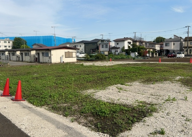 家を建てる場合、方位は要チェックです。現実的に日当たりのよい家ならばリビングは南側、建築基準法でも北側に当たる家への配慮は求められています。土地を見学に行く際は、方位磁針を持って行くようにしましょう。