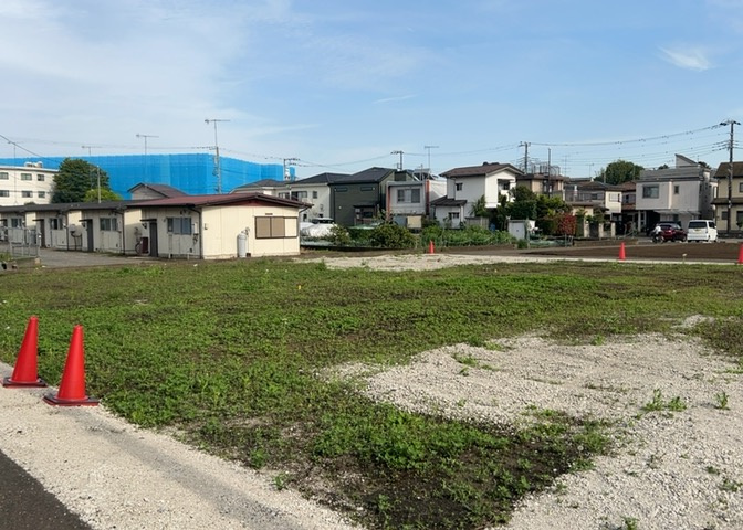 土地の前の道路に消火栓が設置されていることがあります。この場合、道路交通法第45条第1項により、駐車禁止の場所が指定されています。そのため、車庫などの駐車スペースをつくることができない場合があります。